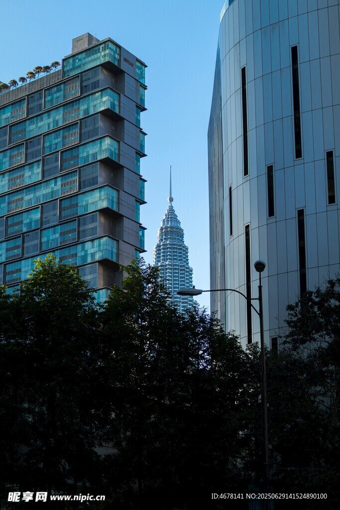 城市中错落的现代建筑