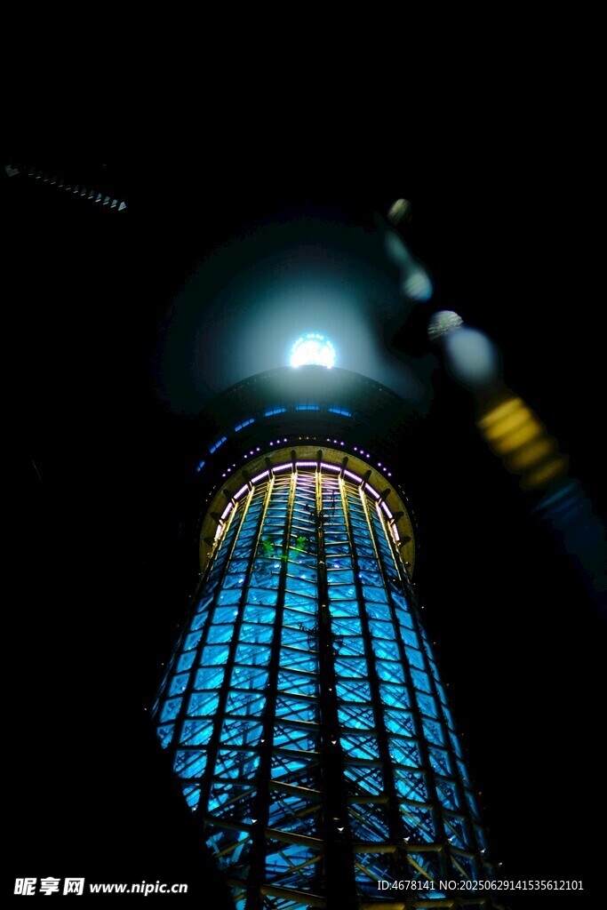 夜晚璀璨的摩天大楼景观