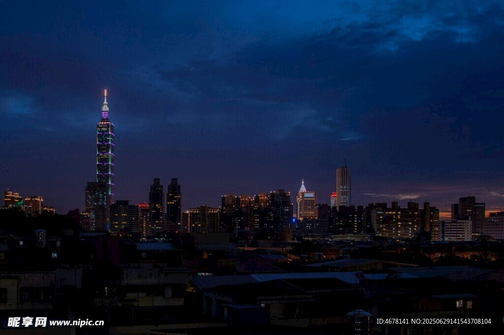 夜幕下的城市天际线