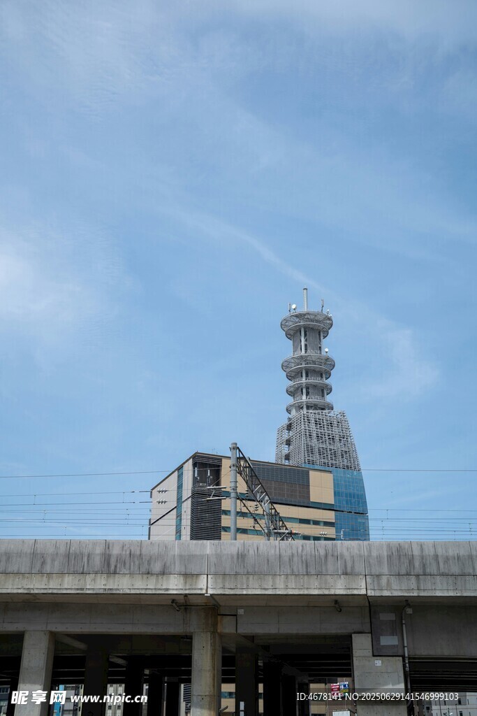 高架桥旁的独特建筑