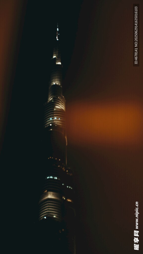 夜幕下的高耸摩天大楼