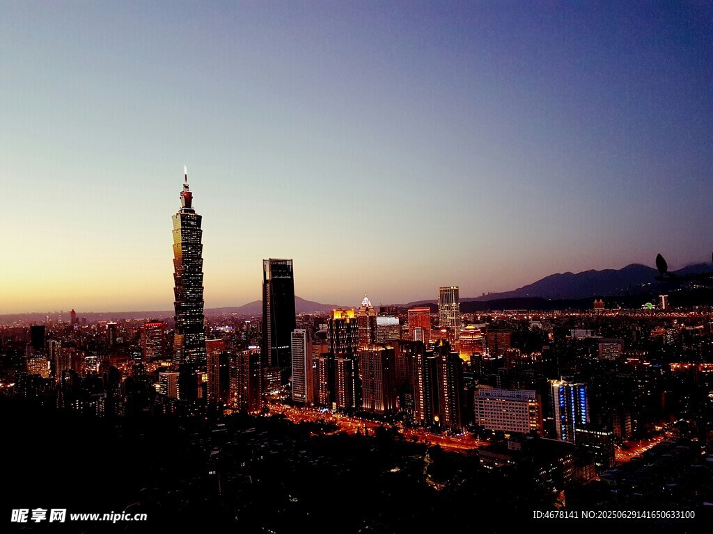 城市璀璨夜景俯瞰图