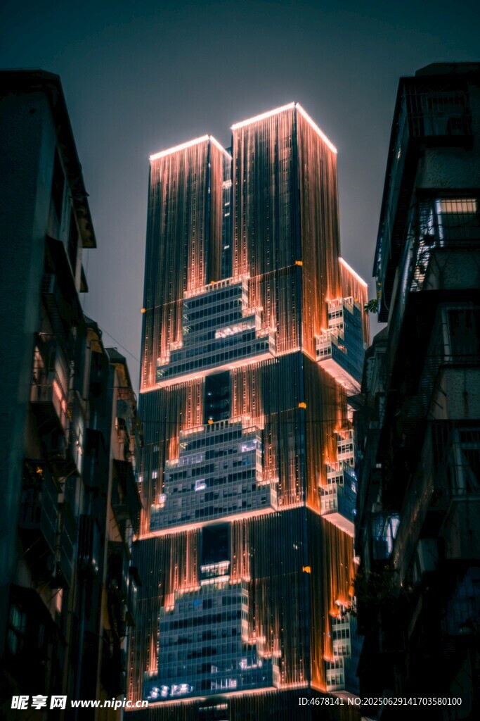都市霓虹下的独特建筑