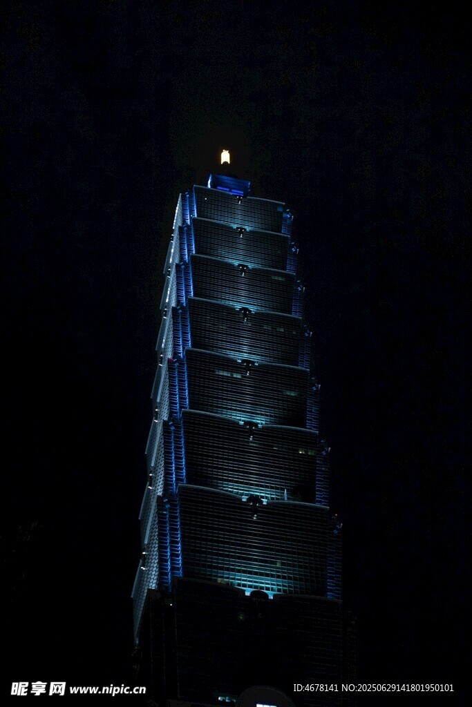 夜晚中的高耸发光建筑