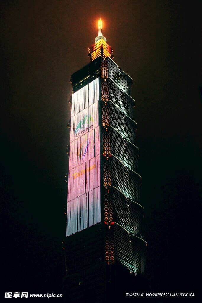 夜晚璀璨发光的高耸建筑