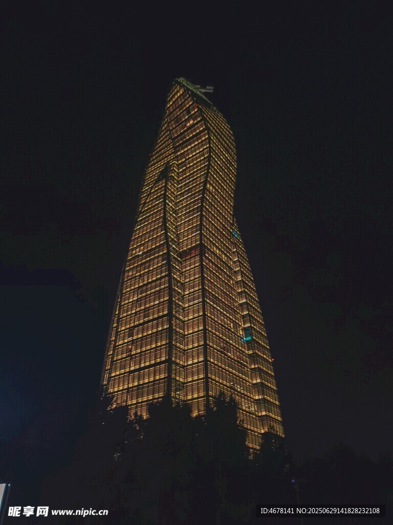 夜晚璀璨高楼