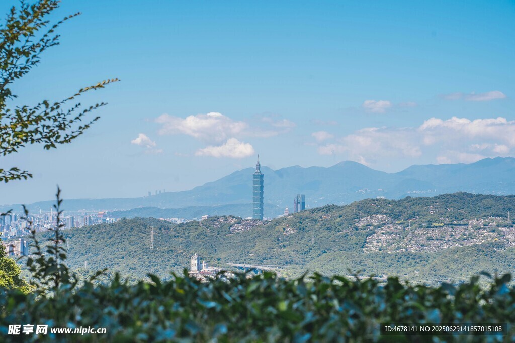 山景远眺绿意盎然
