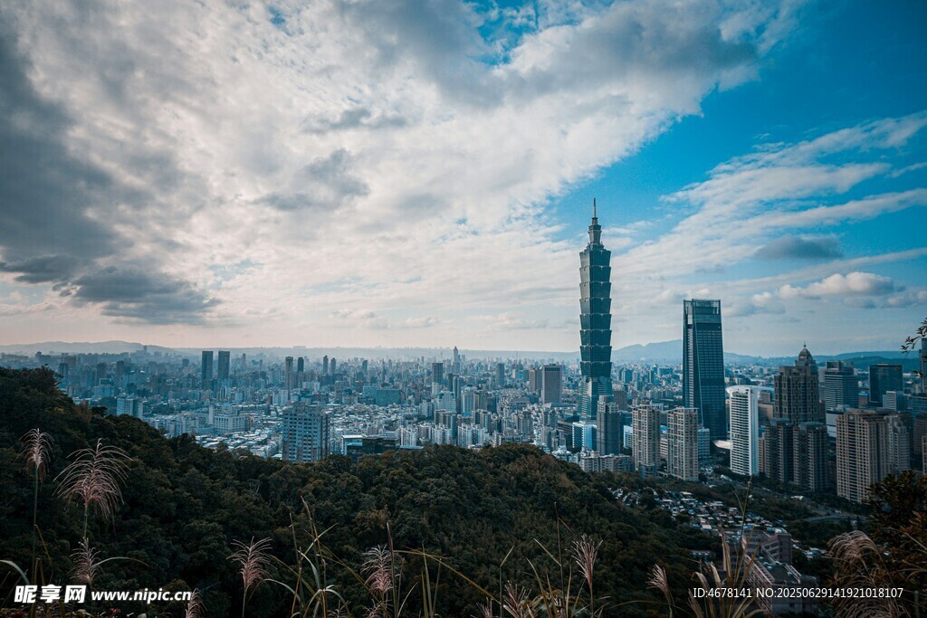 俯瞰城市天际线与高楼