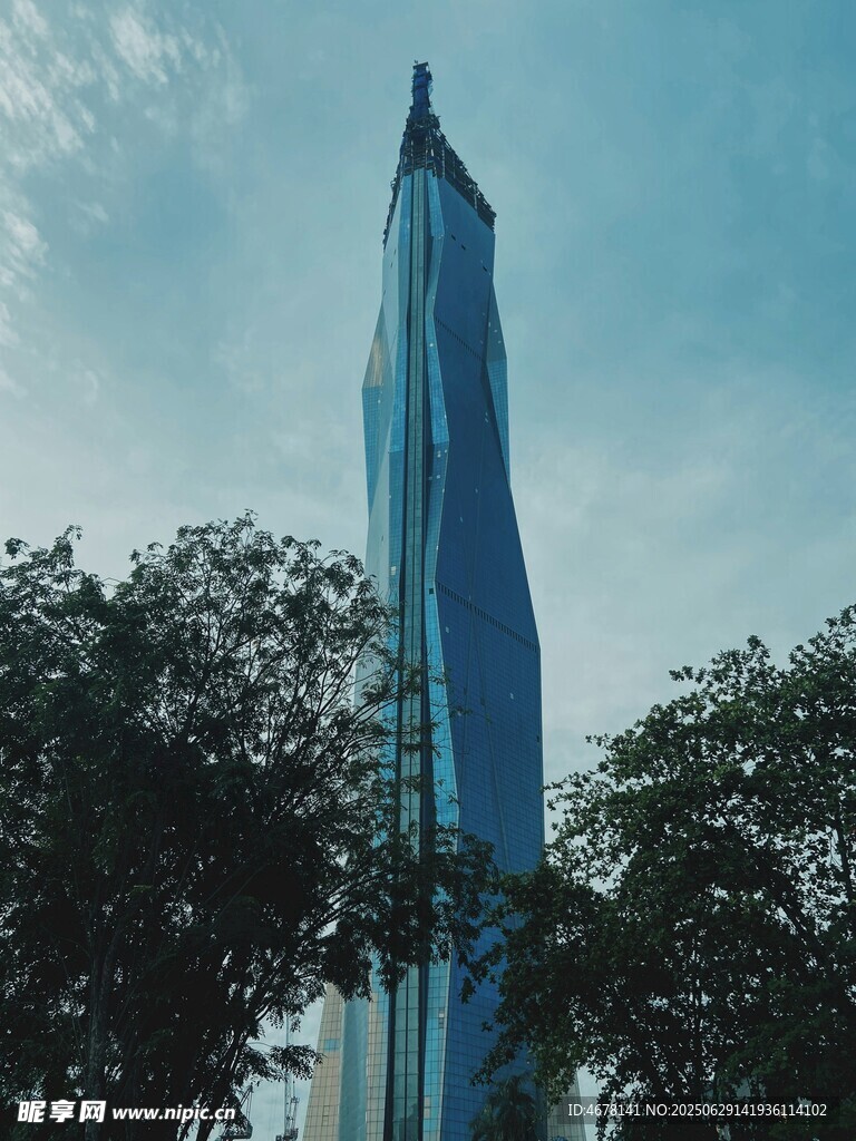 高耸入云的现代摩天大楼