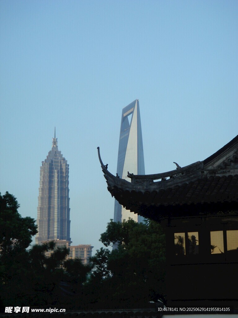 中式古建与现代摩天大楼