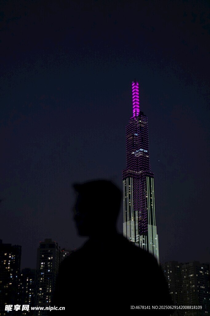 夜幕下的高楼与人物剪影