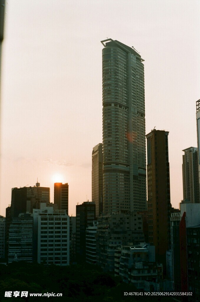 夕阳下的城市高楼景观