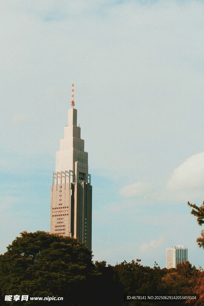 高耸摩天大楼映于蓝天