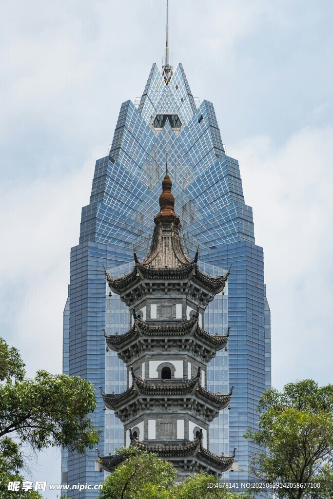 现代高楼旁的古典塔楼