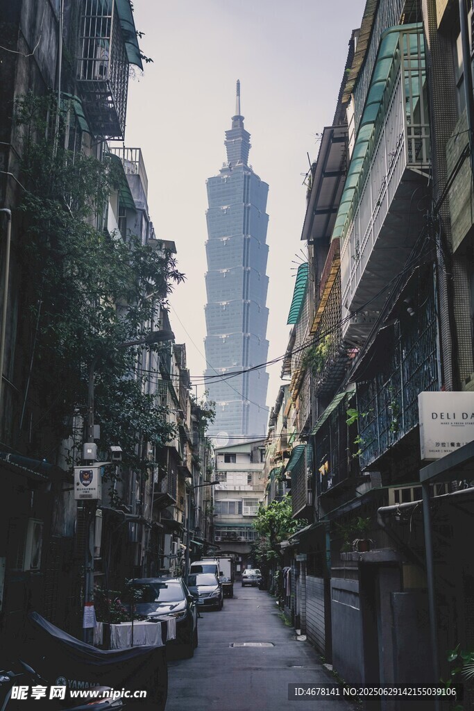 小巷尽头的高耸建筑