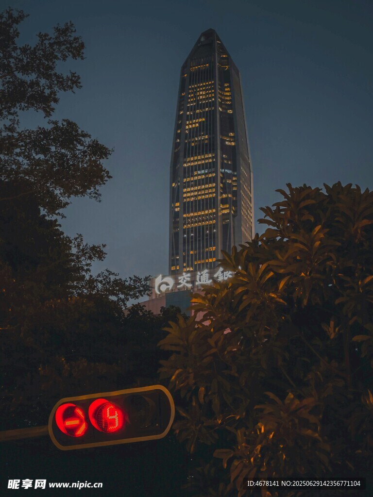 夜幕下的摩天大楼与倒计时牌