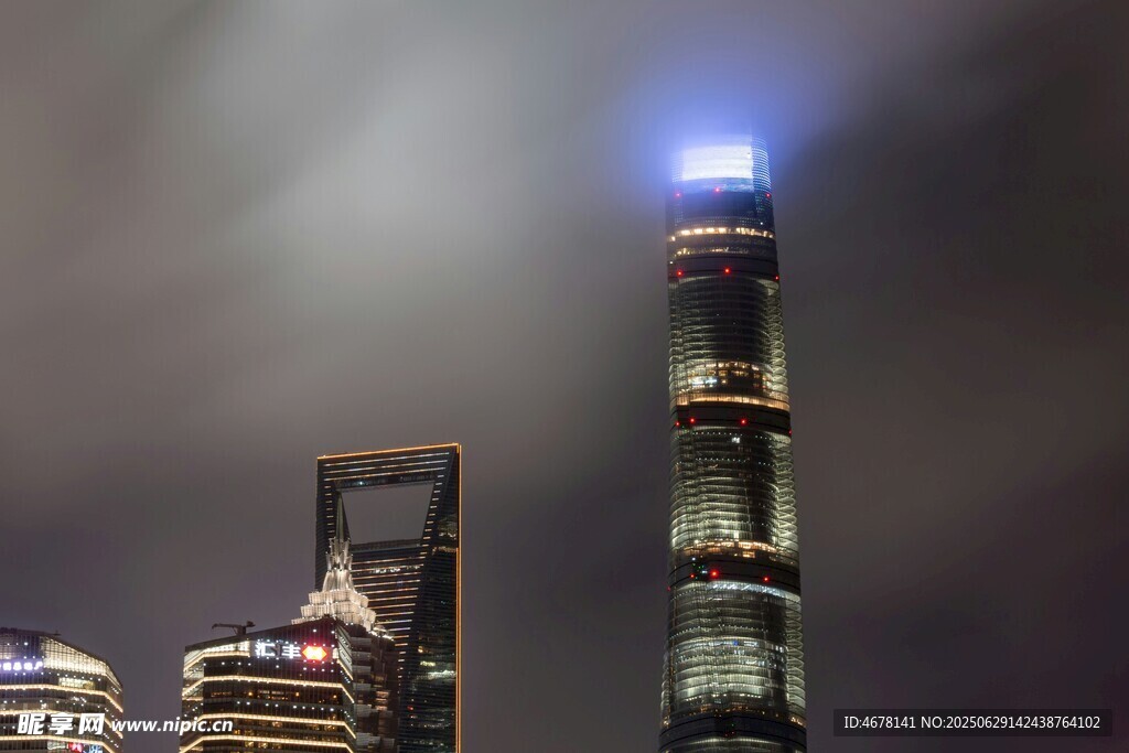 上海夜景中的璀璨摩天大楼