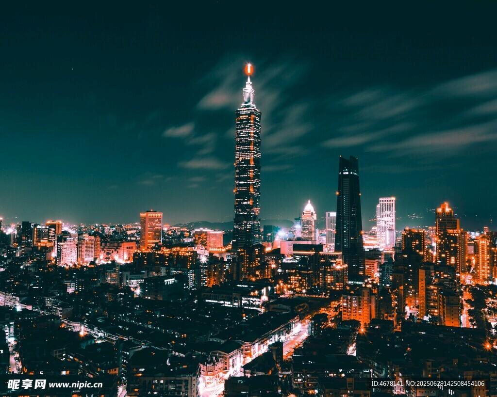 城市璀璨夜景中的高耸建筑
