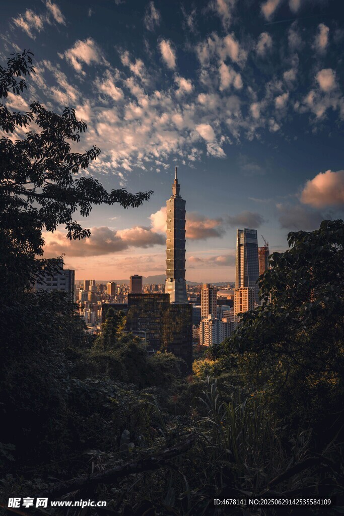 城市天际线与黄昏云彩景观
