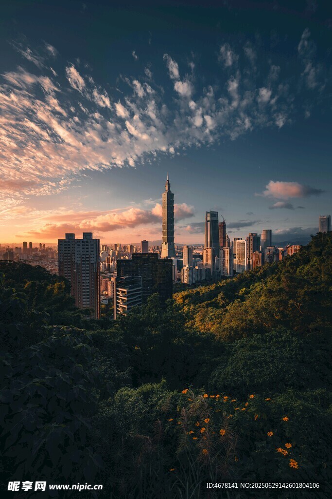 城市黄昏美景绿树环绕