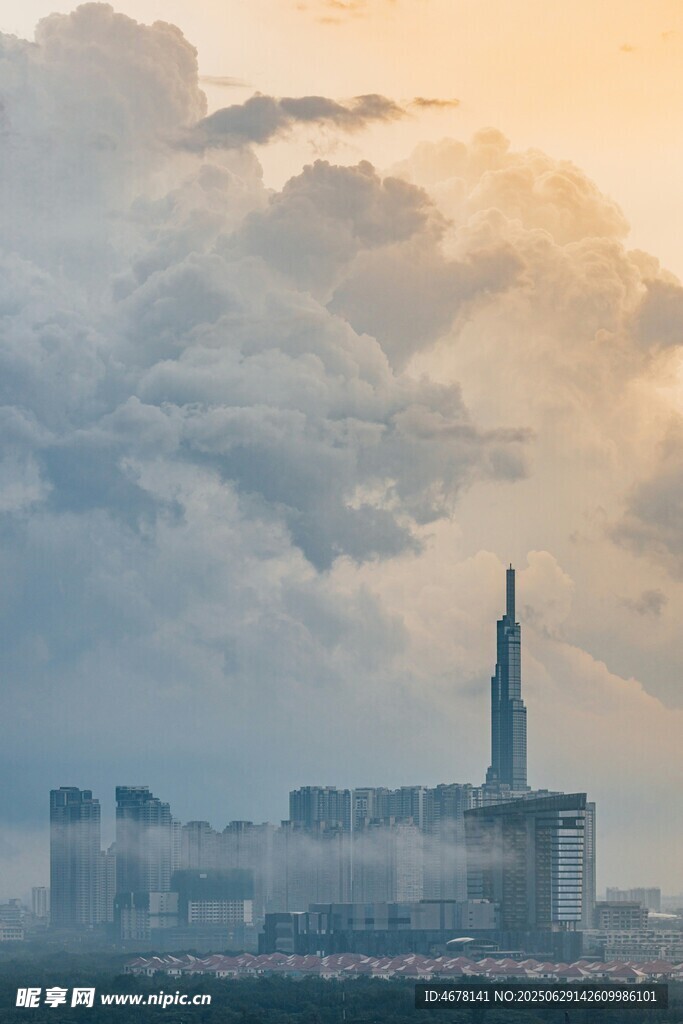 城市天际线与壮丽云层景观