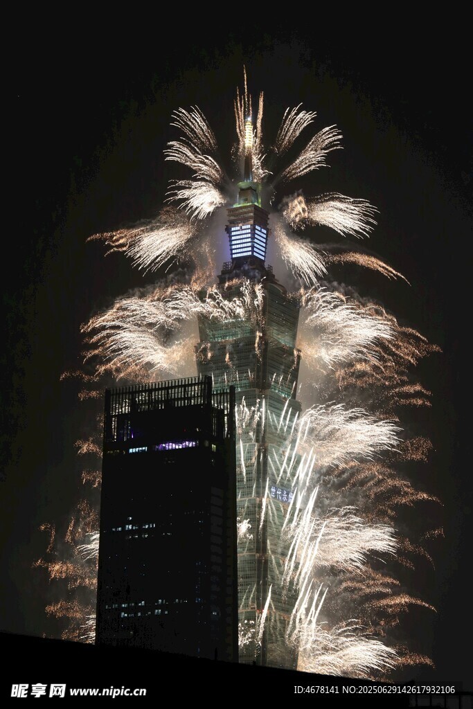 城市夜空绽放绚丽烟花