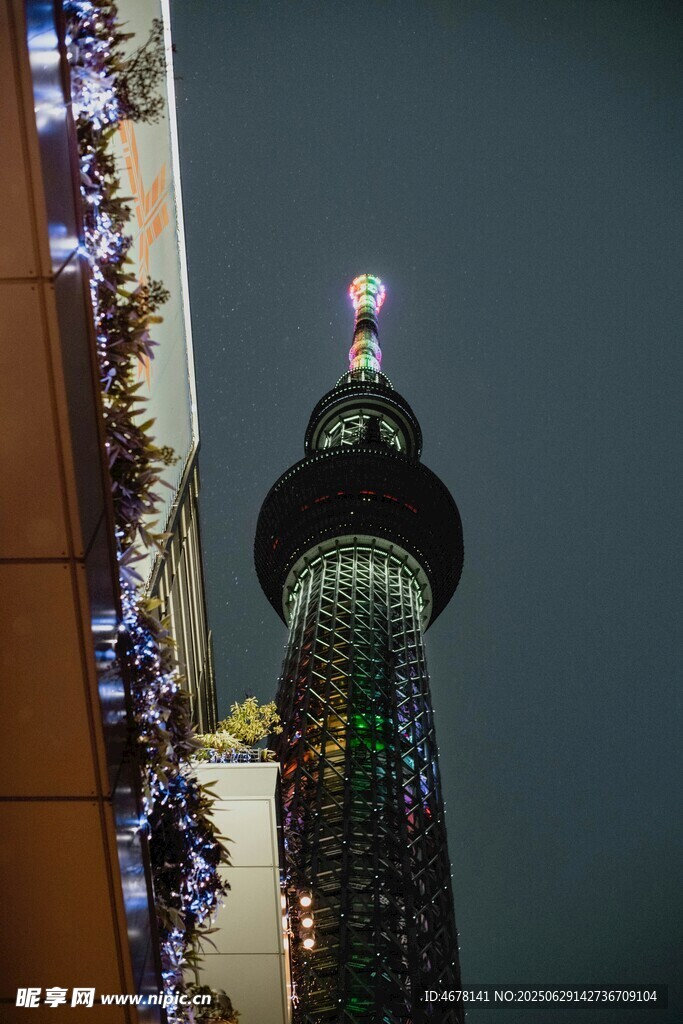 夜晚璀璨装饰的高耸塔楼