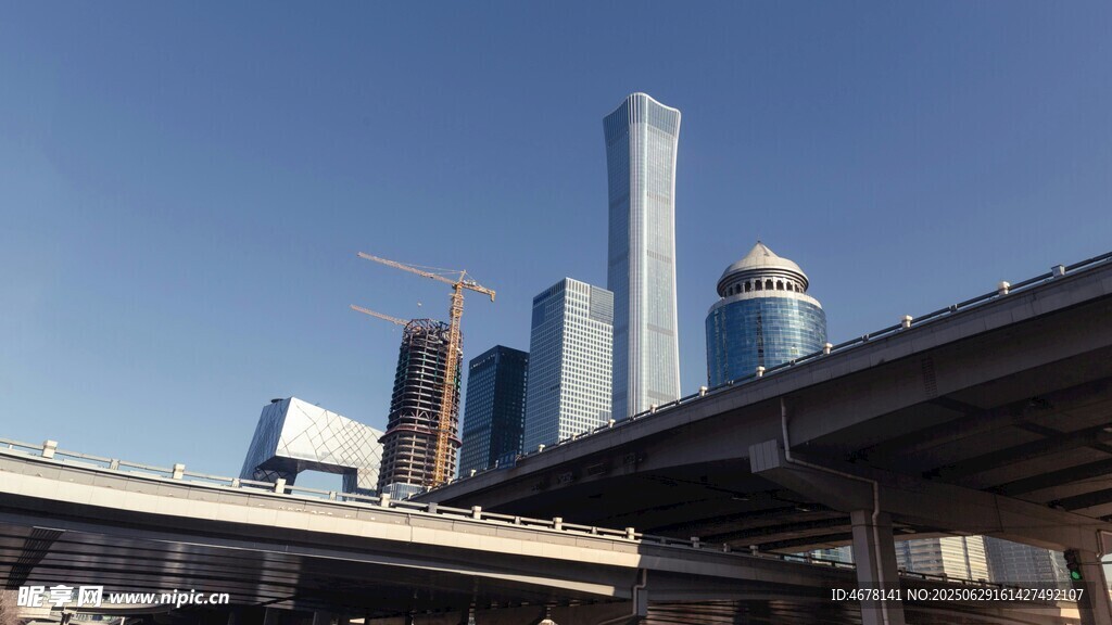 城市高架桥与摩天大楼景观