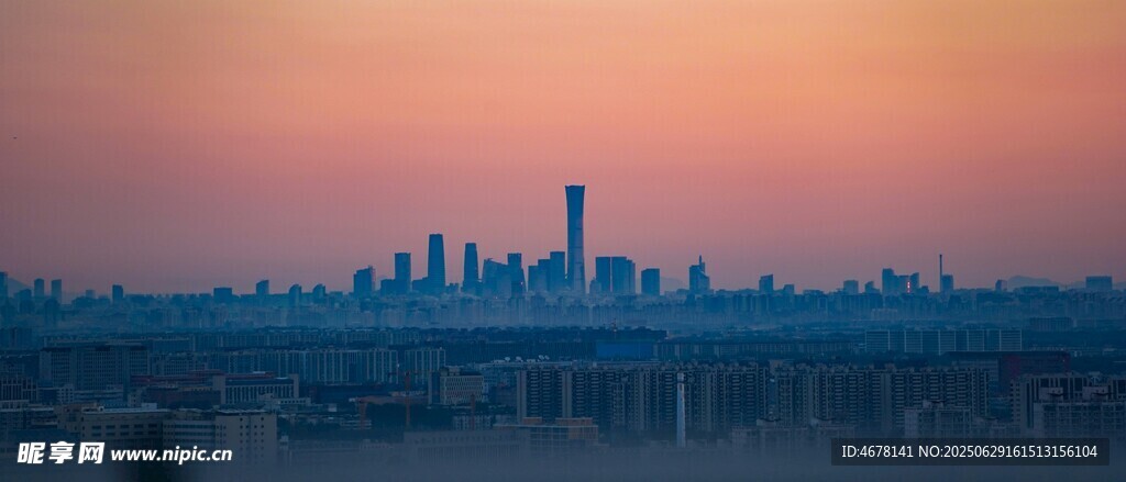 夕阳下的城市天际线