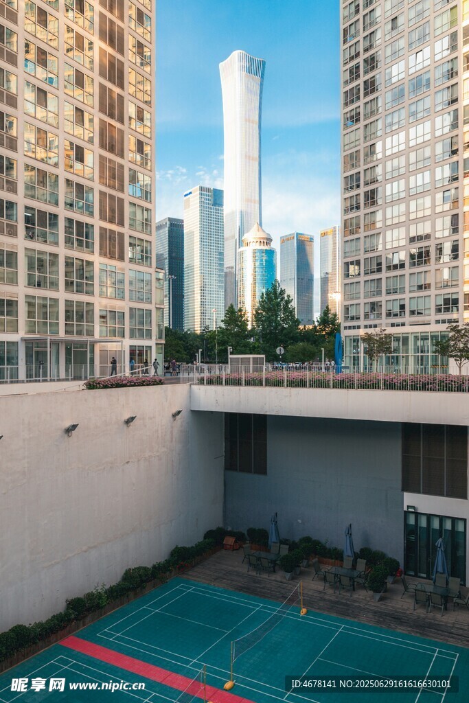 城市中带网球场的建筑景观