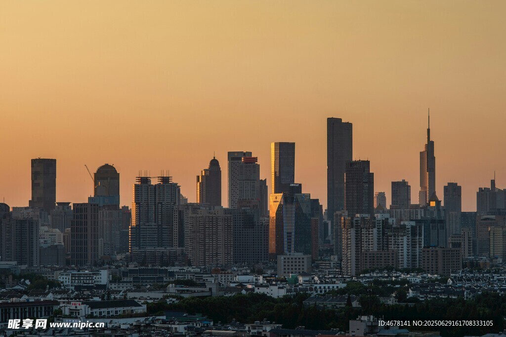 黄昏下的繁华都市天际线