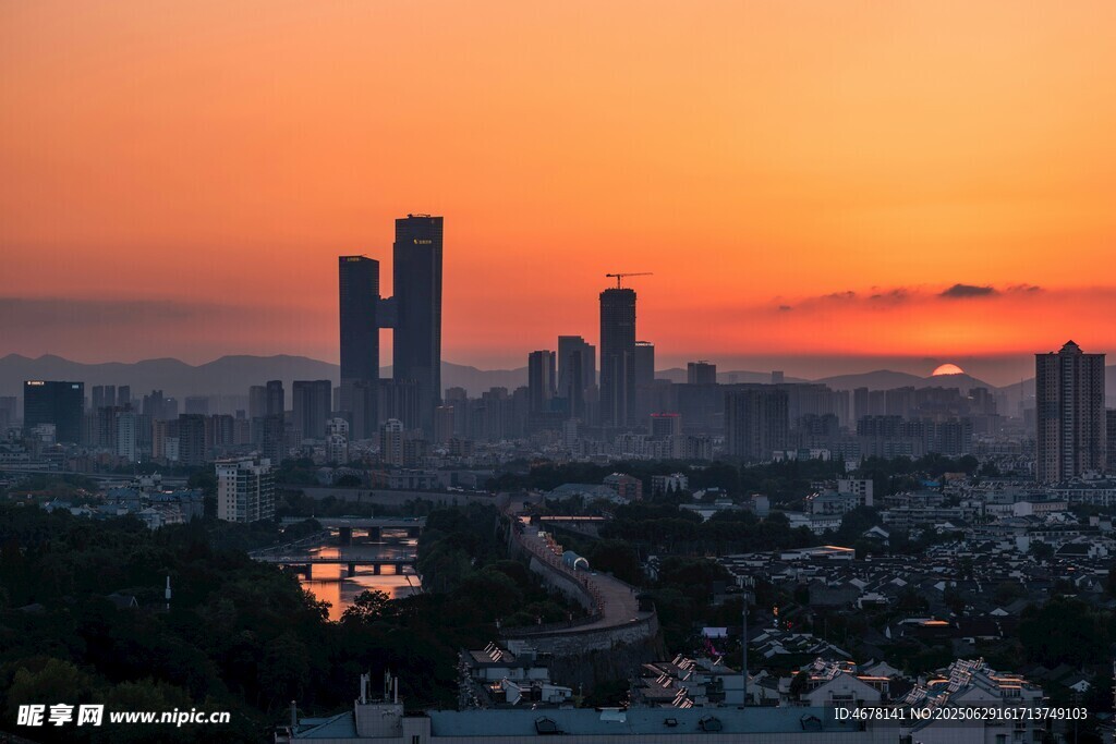 夕阳下的城市天际线美景