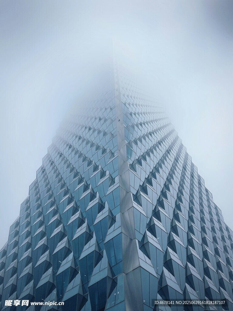 雾中摩天大楼