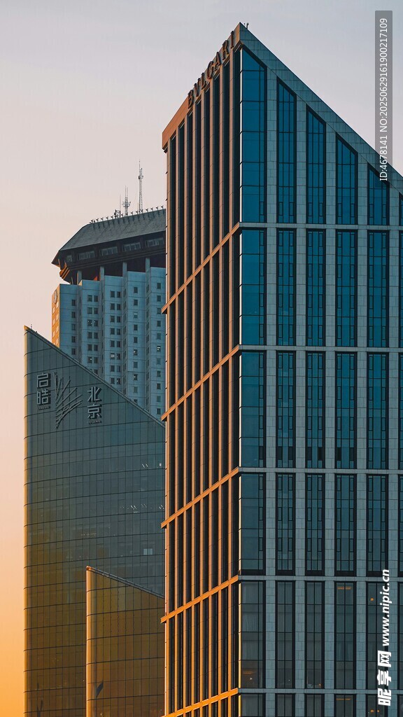夕阳下的现代摩天大楼