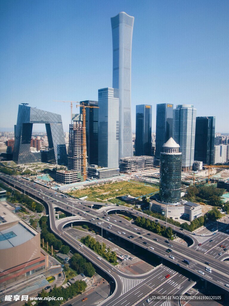 城市繁华交通与摩天大楼