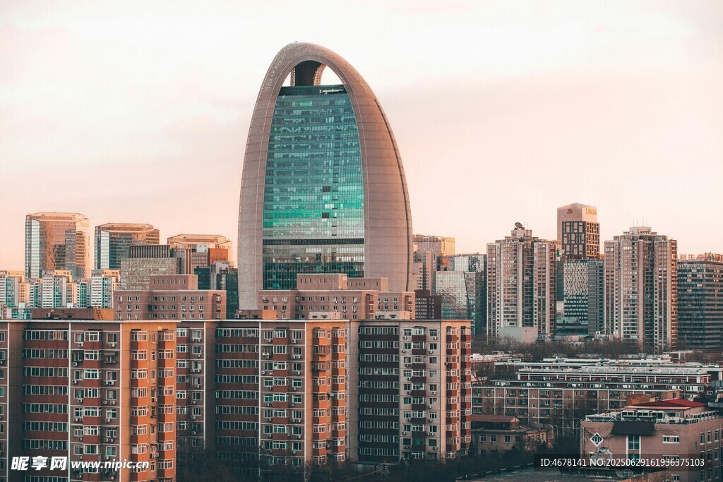 城市天际线中的独特高楼