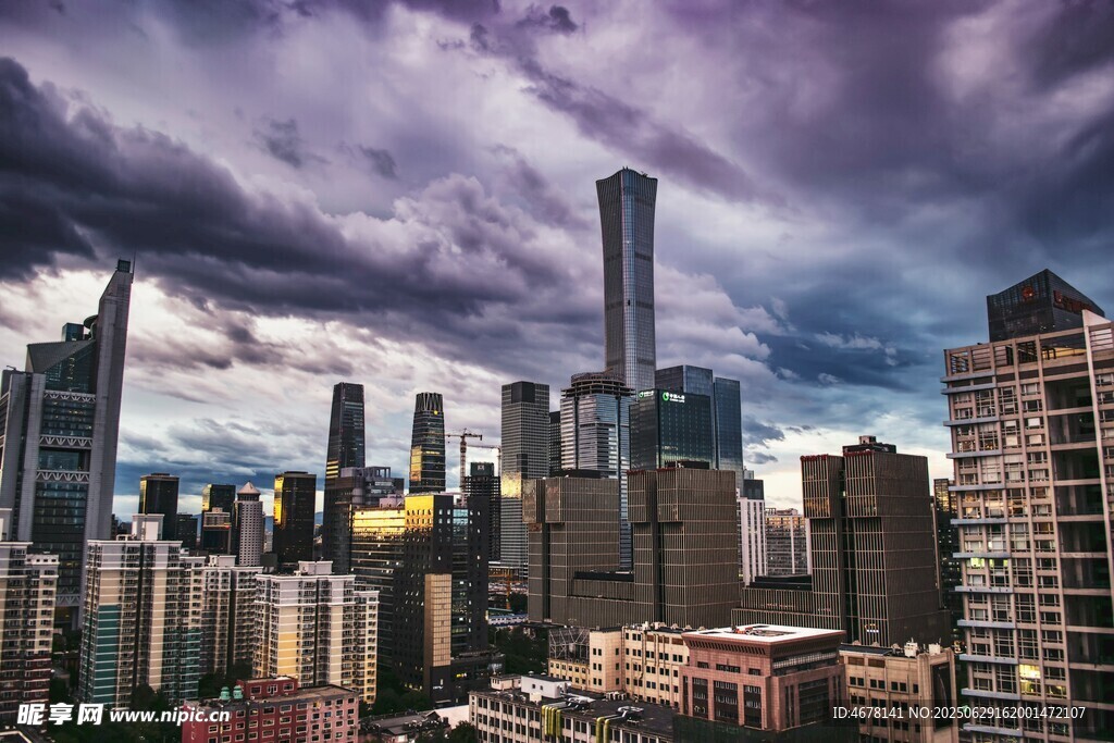 都市风云下的摩天大楼景观