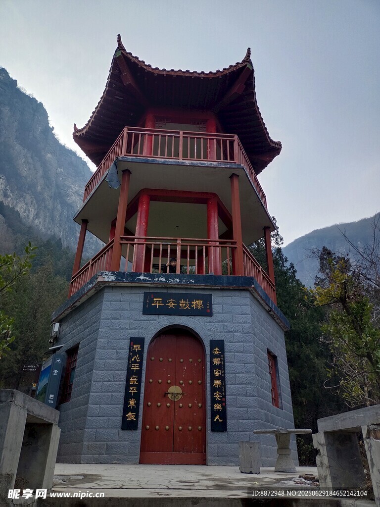 山间中式古亭建筑