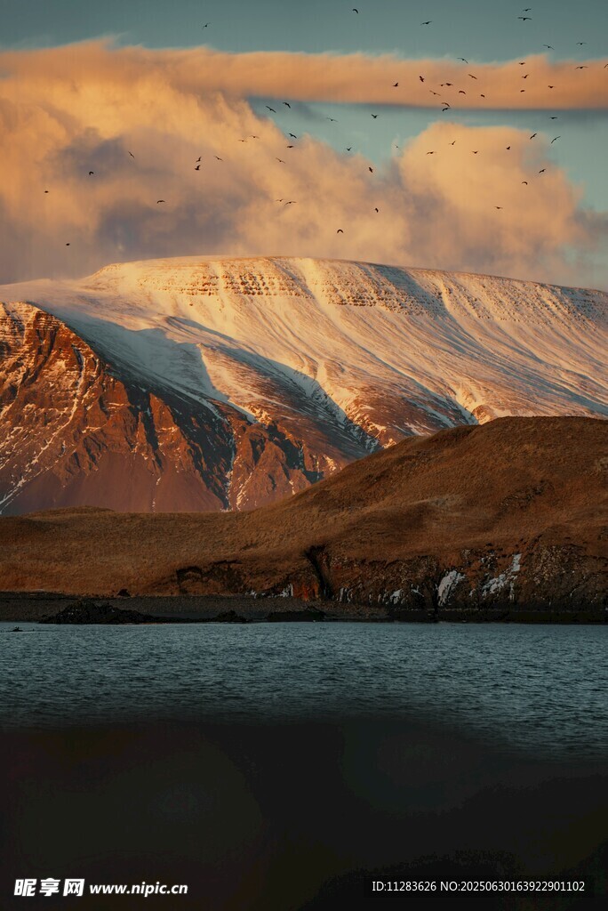雪山湖畔壮丽风光