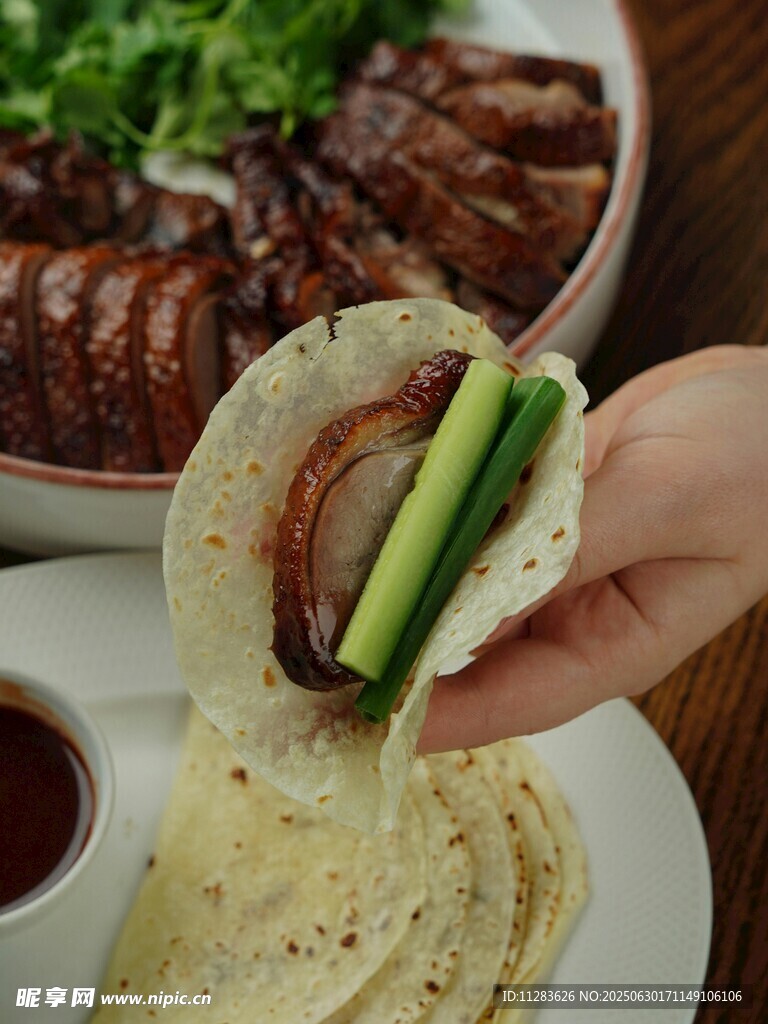 手拿卷饼配美味烤肉