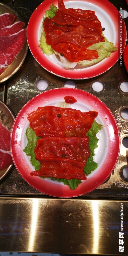 两盘美味新鲜牛肉片
