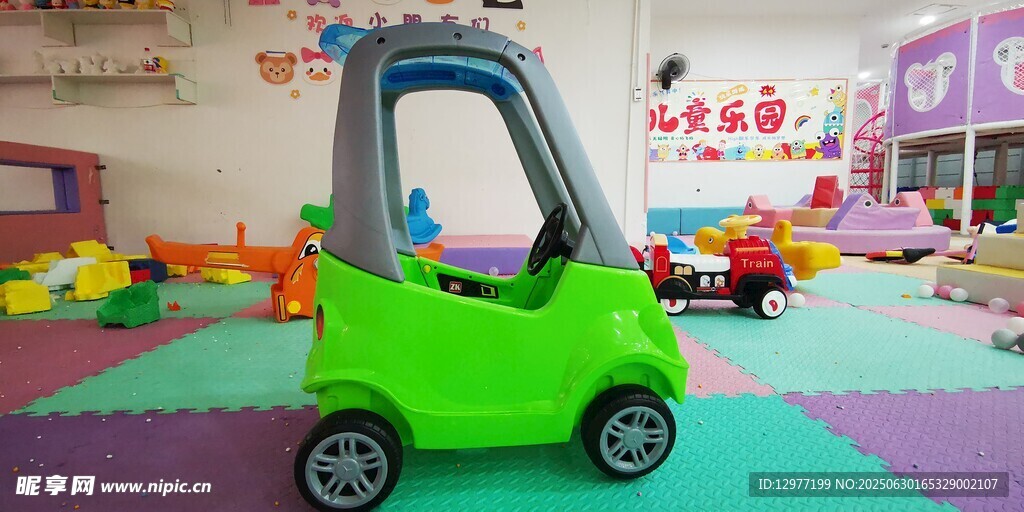 儿童绿色电动玩具车展示