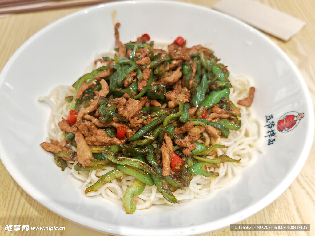 青椒肉丝盖浇面