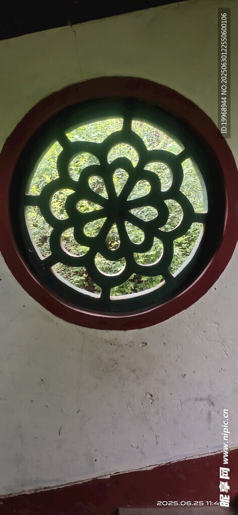 中式雕花圆窗