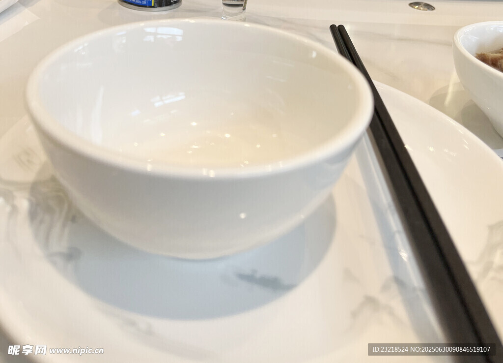 白色餐具与筷子
