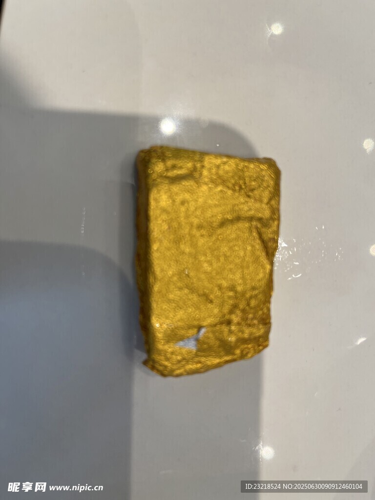 金黄色金属块