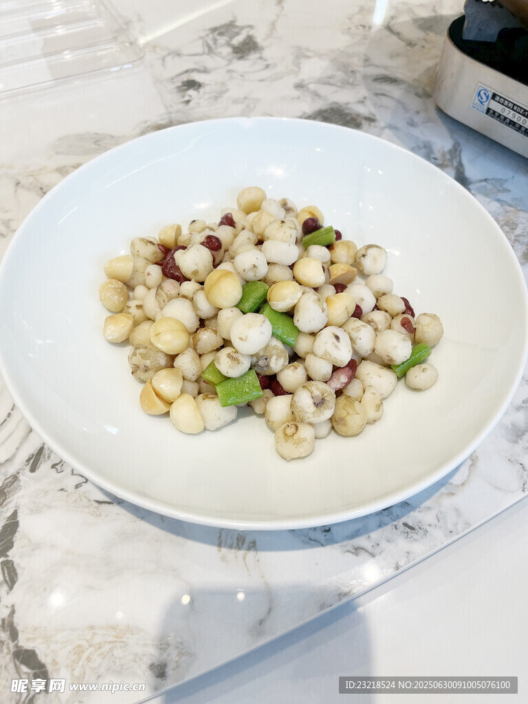豌豆玉米粒美食一盘