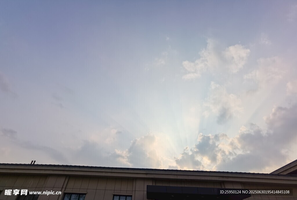 天空下的建筑与云朵