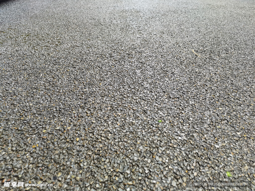 雨后粗糙砂石路面特写