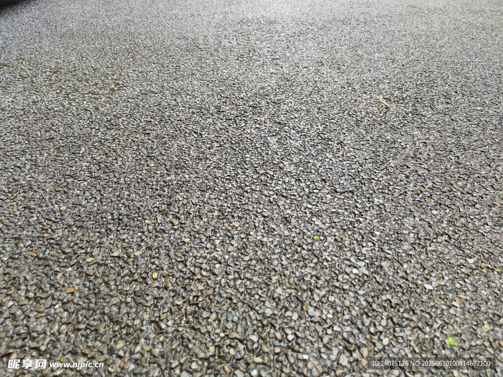 雨后粗糙质感的碎石路面